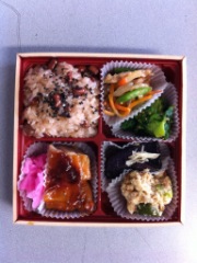  シックレス弁当　小（鳥生姜焼き） １個(JAN: 0200241100006)