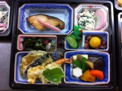  幕の内弁当　（極） １個 (JAN: 0289528600002)